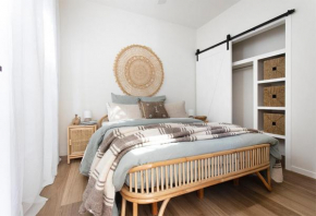 Currumbin Beach 1 bedroom Studio - steps from the beach!